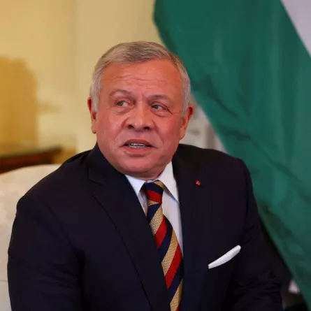 الملك عبد الله الثاني بن الحسين داخل 10 داونينج ستريت في لندن (King Abdullah II Ibn Al Hussein  inside 10 Downing Street in London). مصدر الصورة: HANNAH MCKAY / POOL / AFP