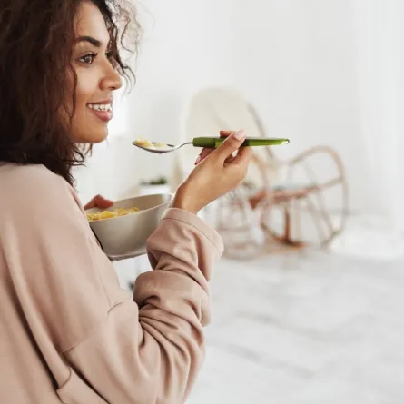 صورة لحامل تتناول الحمص