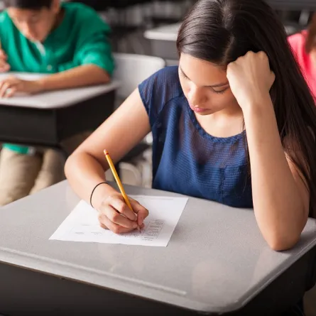 طالبة تخضع للامتحان