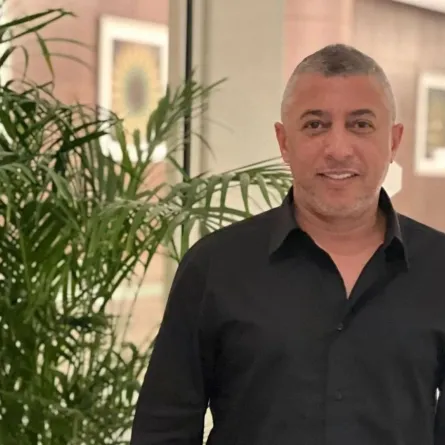 عمر العبد اللات ونجوم العرب يُهدون الملك عبد الله الثاني "العلالي" بمناسبة يوم الجلوس.. "فيديو"