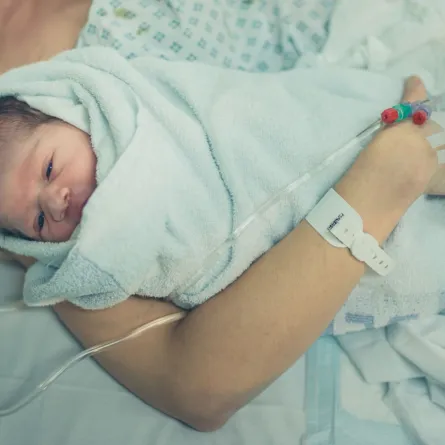 صورة لأم مع مولودها بعد الولادة مباشرة