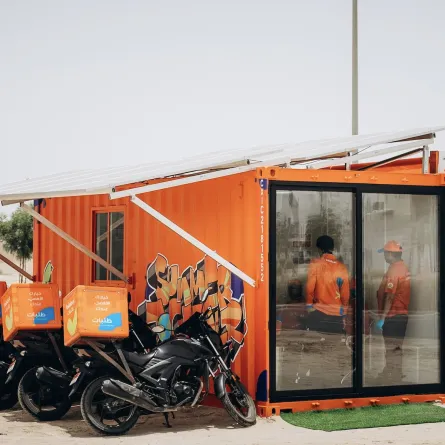 استراحة عمال خدمات توصيل الطلبات في الإمارات. الصورة من wam