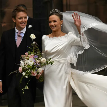 هيو جروسفينور وأوليفيا هينسون في كاتدرائية تشيستر في تشيستر، شمال إنجلترا (Hugh Grosvenor and Olivia Henson at Chester Cathedral in Chester, northern England). مصدر الصورة: Oli SCARFF / AFP