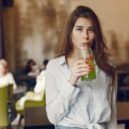 صورة لامرأة تتناول مشروباً