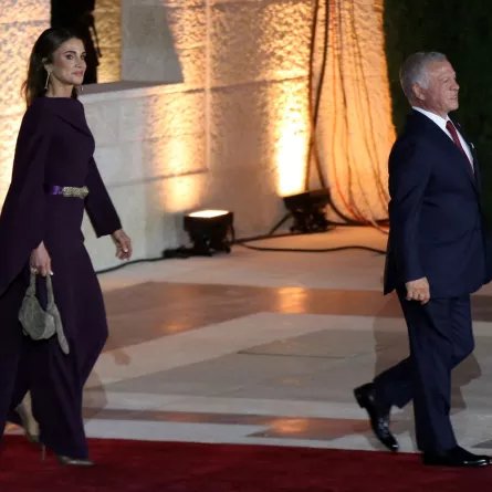 الملك عبد الله الثاني والملكة رانيا يصلان لحضور احتفال بمناسبة عيد الاستقلال الـ78 للبلاد في عمان (King Abdullah II and Queen Rania arrive to attend a celebration marking the country's 78th Independence Day in Amman). مصدر الصورة: Khalil MAZRAAWI / AFP