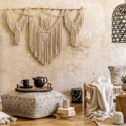 فن المكرمية يزين الجدار