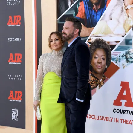 جينيفر لوبيز وبن أفليك في مسرح قرية ريجنسي في لوس أنجلوس، كاليفورنيا (Jennifer Lopez and Ben Affleck at Regency Village Theatre in Los Angeles, California). مصدر الصورة: Jon Kopaloff/Getty Images/AFP