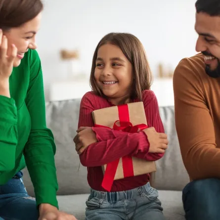 صورة لطفلة سعيدة بالهدية