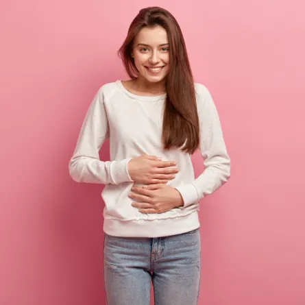 امرأة تعاني من مشاكل المعدة