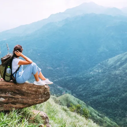 سائحة تستمتع بإطلالة جميلة على الجبال والوادي في إيلا بسريلانك