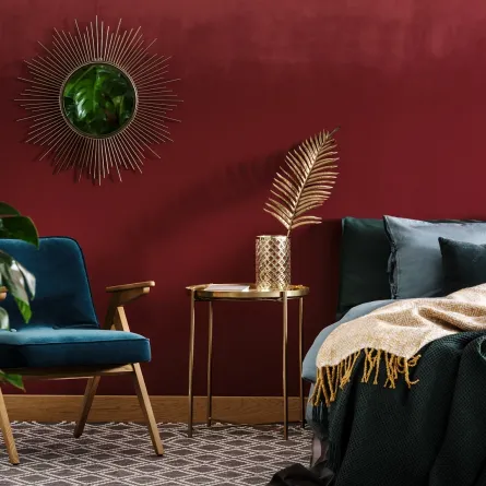 الطلاء في غرفة النوم مميز من خلال حلول درجة البرغندي اللونية