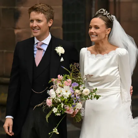 هيو غروسفينور وأوليفيا هينسون في كاتدرائية تشيستر في تشيستر، شمال إنجلترا (Hugh Grosvenor and bride Olivia Henson at Chester Cathedral in Chester, northern England). مصدر الصورة: Oli SCARFF / AFP