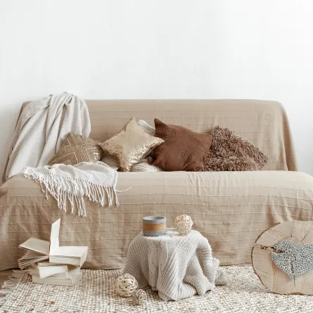 شرشف من الموسلين مرمي على الصوفا