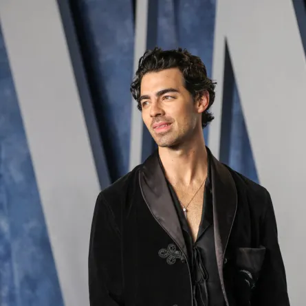 جو جوناس Joe Jonas حفل Vanity Fair Oscar عام 2013 (مصدر الصورة: Amy Sussman / GETTY IMAGES NORTH AMERICA / Getty Images via AFP)