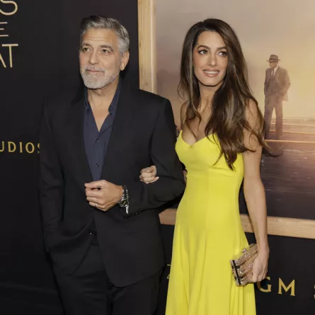 أمل وجورج كلوني George and Amal Clooney في عرض فيلم "The Boys in the Boat" (مصدر الصورة:  KEVIN WINTER / GETTY IMAGES NORTH AMERICA / Getty Images via AFP)