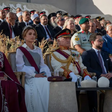 من اليسار إلى اليمين: الأميرة منى، الملكة رانيا، العاهل الأردني، ولي العهد الأمير الحسين وزوجته رجوى السيف خلال حضورهم حفل اليوبيل الفضي في عمان (from L to R: Princess Mona, Queen Rania, Crown Prince Hussein and his wife Rajwa al-Seif, attending the Silver Jubilee ceremony in Amman). مصدر الصورة: Chris Setian / Jordanian Royal Palace / AFP