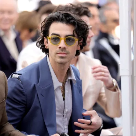 جو جوناس Joe Jonas في حفل تكريم فرقته بنجمة على رصيف هوليوود (مصدر الصورة:  Amy Sussman / GETTY IMAGES NORTH AMERICA / Getty Images via AFP)