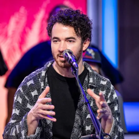 كيفن جوناس في استوديوهات SiriusXM في ميامي بيتش، فلوريدا (Kevin Jonas at SiriusXM Studios in Miami Beach, Florida). مصدر الصورة: Emma McIntyre/Getty Images for SiriusXM/AFP