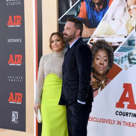 جينيفر لوبيز وبن أفليك في مسرح قرية ريجنسي في لوس أنجلوس، كاليفورنيا (Jennifer Lopez and Ben Affleck at Regency Village Theatre in Los Angeles, California). مصدر الصورة: Jon Kopaloff/Getty Images/AFP
