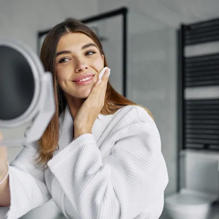 صورة لامرأة تعتني ببشرتها