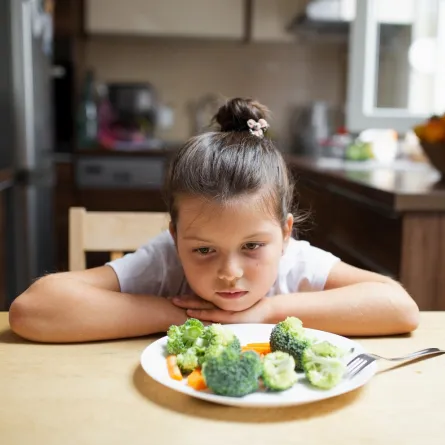 صورة لفتاة ترفض تناول الطعام