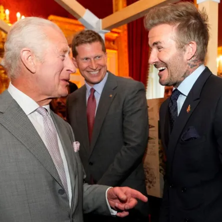 ديفيد بيكهام يتحدث إلى الملك تشارلز الثالث في قصر سانت جيمس بوسط لندن (David Beckham speaks to King Charles III at St James' Palace, in central London). مصدر الصورة: Kirsty Wigglesworth / POOL / AFP