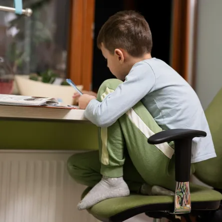 صورة طفل على كرسي الدراسة