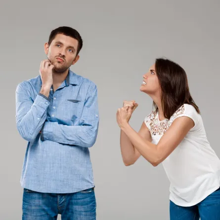 امرأة غاضبة من صديقها