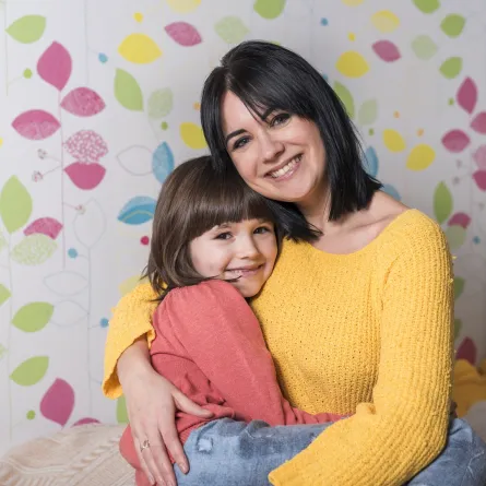 صورة لأم تحتضن ابنتها