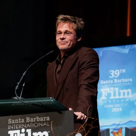 براد بيت Brad Pitt على مسرح The Arlington (مصدر الصورة:  Presley Ann / GETTY IMAGES NORTH AMERICA / Getty Images via AFP)
