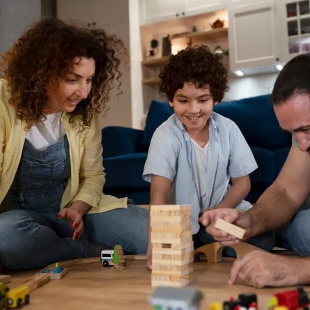 صورة لأسرة تلعب معا