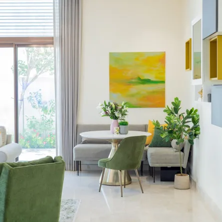 الضوءُ الطبيعي والأقمشةُ الخفيفة وعناصرُ الطبيعة تذكِّرُ بأجواء الصيف 