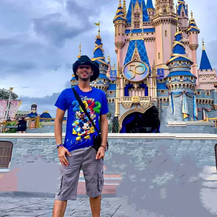 مستكشف مدن الملاهي حول العالم الكويتي يوسف عبدالكريم تقي عبدالكريم  