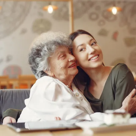 زوجة شابة تحتضن حماتها بمحبة 