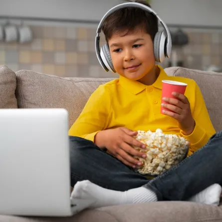 صورة لطفل مندمج بالمشاهدة