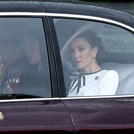 كيت ميدلتون مع الأمير ويليام والأمير جورج إلى قصر باكنغهام في لندن  Britain's Catherine, Princess of Wales, (R) arrives with Britain's Prince William, Prince of Wales, (L) and Britain's Prince George of Wales (C) to Buckingham Palace before the King's Birthday Parade "Trooping the Colour" in London on June 15, 2024  (مصدر الصورة: HENRY NICHOLLS / AFP)