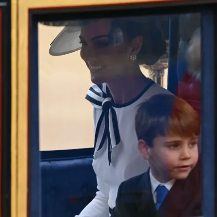 كاثرين (كيت ميدلتون) والأمير لويس في موكب حرس الخيول خلال موكب يوم ميلاد الملك "Trooping the Colour" في لندن (Catherine and Prince Louis at Horse Guards Parade during the King's Birthday Parade "Trooping the Colour" in London). مصدر الصورة: JUSTIN TALLIS / AFP