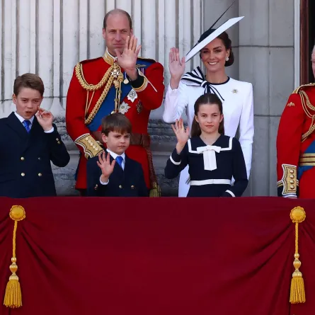 الملك تشارلز الثالث والأمير جورج والأمير ويليام والأمير لويس والأميرة شارلوت وكاثرين على شرفة قصر باكنغهام (King Charles III, Prince George, Prince William, Prince Louis, Princess Charlotte, and Catherine on the balcony of Buckingham Palace). مصدر الصورة: HENRY NICHOLLS / AFP