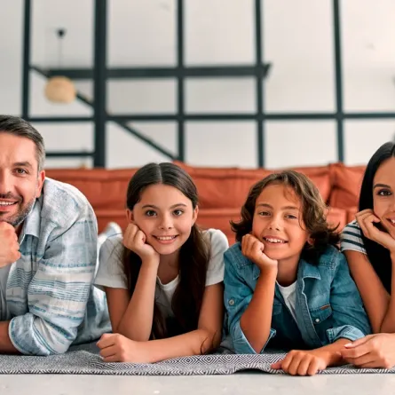 عائلة مبتسمة سعيدة بأجواء المنزل