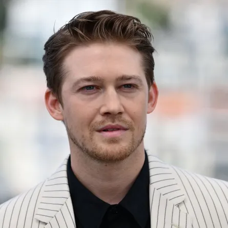 جو ألوين في الدورة السابعة والسبعين لمهرجان كان السينمائي في مدينة كان بجنوب فرنسا (Joe Alwyn at the 77th edition of the Cannes Film Festival in Cannes, southern France). مصدر الصورة: CHRISTOPHE SIMON / AFP