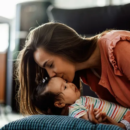 صورة لأم تتواصل مع طفلها