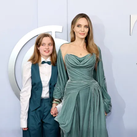 أنجلينا جولي وابنتها فيفيان Vivienne Jolie-Pitt and Angelina Jolie في حفل جوائز توني (مصدر الصورة:  Dia Dipasupil / GETTY IMAGES NORTH AMERICA / Getty Images via AFP)