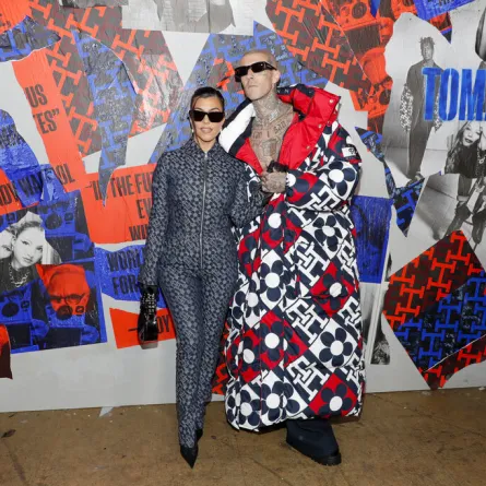 كورتني كارداشيان  وترافيس باركر  Kourtney Kardashian and Travis Barker  في عرض Tommy عام 2022 (مصدر الصورة:  Astrid Stawiarz / GETTY IMAGES NORTH AMERICA / Getty Images via AFP)