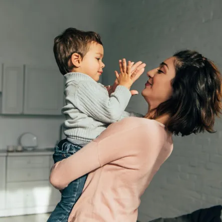 صورة طفل ترد أمه ضربته