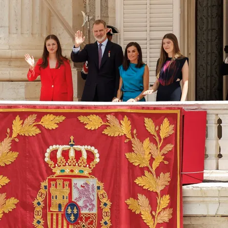 الأميرة ليونور والملك فيليبي والملكة صوفيا على شرفة قصر أورينتي أو القصر الملكي في مدريد (Princess Leonor, King Felipe, Queen Letizia and Princess Sofia on the balcony of the Palacio de Oriente or Royal Palace in Madrid). مصدر الصورة: Juan Medina / POOL / AFP