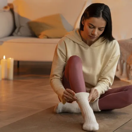 صورة لامرأة ترتدي الجوارب