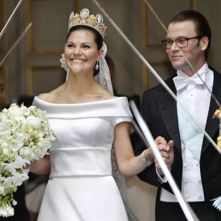 الأميرة فيكتوريا ودانييل ويستلينغ يغادران كاتدرائية ستوركيركان في ستوكهولم (Princess Victoria and Daniel Westling leave Storkyrkan cathedral in Stockholm). مصدر الصورة: AFP PHOTO / DANIEL SANNUM LAUTEN