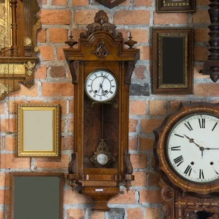 ساعات حائط كلاسيكية على جدار منزل