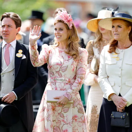 الأميرة بياتريس تتوسط زوجها ووالدتها دوقة يورك سارة فيرغسون Edoardo Mapelli Mozzi, Princess Beatrice and Sarah Ferguson - (مصدر الصورة: Max Mumby/Indigo/Getty Images)