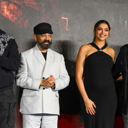 أميتاب باتشان وكمال حسن وديبيكا بادوكون وبرابهاس في مومباي (Amitabh Bachchan, Kamal Haasan, Deepika Padukone and Prabhas in Mumbai). مصدر الصورة: Sujit JAISWAL / AFP